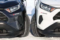 SUV用スタッドレスタイヤとしてラインナップする「アイスガードSUV G075」（写真左）と乗用車向けの「アイスガード7」（同右）。アイスガードSUV G075は、175/80R15から315/30R23まで全102サイズが用意される。価格はオープン。