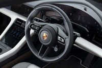 スポーク部には多くの操作スイッチが並ぶものの、シンプルな造形のステアリングホイール。センター右下には走行モードのセレクターが備わる。