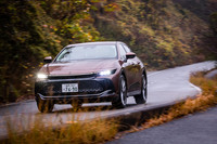 低中速走行時は後輪が前輪と逆方向に、高速走行時には前輪と同方向に後輪を操舵する四輪操舵システム「ダイナミックリアステアリング（DRS）」を全モデルに標準で装備する。最小回転半径は5.4m。