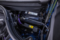 エンジンルームの助手席バルクヘッド近くに設置された、48Vマイルドハイブリッドシステム用のリチウムイオンバッテリー。「LG Chem Li-Ion Battery 10Ah 440Wh 44V」とデータが記されていた。