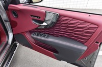 特徴的な意匠のドアパネル。切子調カットガラスのオーナメントは165万円のオプション。