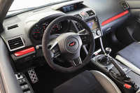 北米専売車ということで、ハンドル位置はもちろん左。速度計の文字盤には、miとkmの両方の目盛りが刻まれていた。