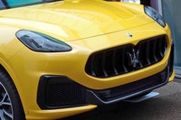 フロントグリルには、伝統のトライデントが輝く。「ポルシェ・マカン」とのビジネス上の類似点を聞いていると、そのデザインもまた、マカンに似ているように思えてくる。