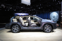 「レクサスRX350hL」のカットモデル。3列シートの「RX」は、日本ではハイブリッドの「RX450hL」のみが販売される。