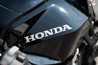 カラーリングには試乗車に用いられていた「グラファイトブラック」と、「パールホークスアイブルー」の2種類が用意される。