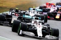 ドイツで現役最多4勝を記録しているルイス・ハミルトン（写真）。土曜日には喉の調子が悪く、リザーブのエステバン・オコンを代役に立てるオプションも考えられたというが、欠場という最悪のシナリオは避けられた。フリー走行で好調だったフェラーリの自滅にも助けられたものの、さすがはチャンピオン、ここぞという場面でしっかりと仕事をこなし今季4回目のポールポジションを獲得。ホッケンハイムでは2008年以来となる久々の予選P1となった。しかしレースでは状況一変。雨の中トップを快走するも、ぬれた路面でスリップしフロントウイングを壊し緊急ピットイン。ピットロードに入る際に、規定のラインの外を走ってしまい5秒加算ペナルティーを受けることに。11位完走から、アルファ・ロメオのペナルティーで繰り上がり9位入賞。2点を追加したことで、このレースをリタイアした僚友バルテリ・ボッタスとのポイント差は41点に開いた。（Photo=Mercedes）