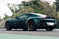 2017年2月にデビューした「アストンマーティン・ヴァンテージ」は、ブランドのエントリーモデルを担う2シーターのスポーツカーだ。動力性能を大きく高める改良は、2024年2月に続いてこれが2度目。あわせて車名も「ヴァンテージS」に改められた。