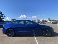 つるっとしたフォルムが目を引く「テスラ・モデル3パフォーマンス」のサイドビュー。車両本体価格は725万9000円ナリ。写真のボディーカラーは「ディープブルーメタリック」と呼ばれる有償色。