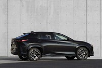 ボディーサイズは全長×全幅×全高＝4805×1895×1635mm。2850mmのホイールベースは「bZ4X」と同じだが、オーバーハングの延長によって全長はこちらのほうが105mm長くなっている。