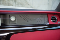 インテリアの特徴のひとつとなっているガラス張りのダッシュボード。その内側は、オーナーがロールス・ロイスに制作させたアートなどを展示できるギャラリーとなっている。