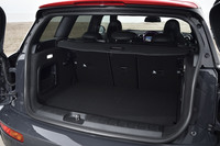 後席を使用する5人乗車時の荷室容量は360リッター。後席背もたれを前方に倒せば荷室容量は最大で1250リッターに拡大できる。