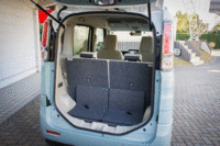 リアのシートバックを倒したり、リアシートをスライドさせたりといった操作は、荷室側からも行えるようになった。（写真をクリックすると、荷室のアレンジが見られます）