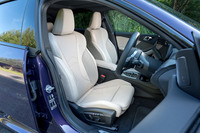 シート表皮はアルカンターラとヴェガンザ（ビーガンレザー）の組み合わせが標準で、今回の試乗車のフルヴェガンザ仕立てはオプションの「ハイラインパッケージ」によるもの。このオイスターのほかにモカとブラックも選べる。