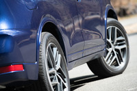 エクステリアでは専用の前後バンパーに加え、各部のガーニッシュをボディー同色とすることで都会的な雰囲気を強調。また「エクストレイル」で唯一、19インチの大径ホイールが装着される。