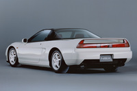 大幅な軽量化とエンジンおよびサスペンションの改良を実施し、世界各地のサーキットを走り込んで開発された「NSXタイプR」。プレスリリースでは「レーシングカーのチューニング理論を随所に応用したピュアスポーツモデル」と紹介されていた。