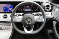 ACCなどのスイッチが配されたステアリングホイール。メルセデスでは長らくクルーズコントロールの操作をステアリングコラムのレバーで行う方式としていたが、最近では順次ステアリングスイッチ方式に移行している。