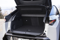 サイドの張り出しが大きいので荷室の開口部が狭く見えるが、実際には520リッターもの荷室容量を確保している。2列目シートを倒せば1480リッターにまで拡大できる。