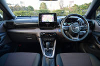 「ヤリス ハイブリッド」のインテリア。（写真＝池之平昌信）