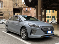 2021年にシエナの街で見かけた韓国ブランド車から。「ヒュンダイ・アイオニック ハイブリッド」。5月に撮影。