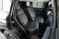 2列目シートは座面の前後スライドとリクライニングが可能。座面を倒した時にフラットになるため、サイドサポートは見た目よりも平板なつくり。