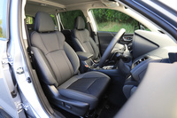 シート表皮はファブリックとトリコット、合成皮革の組み合わせ。上級グレードとは異なり、オプションの本革シートは選択できない。