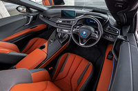 インストゥルメントパネルは、「i8クーペ」と同デザイン。シフトレバー後方、センターコンソールにあるカバー付き小物入れの中に、ルーフの開閉スイッチが隠されている。