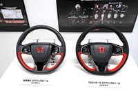 左がマイナーチェンジ前、右が最新モデルのステアリングホイール。基本形状は同じだが、表皮が本革からアルカンターラに変更されている。「リミテッドエディション」も「タイプR」と共通のアイテムを使用する。