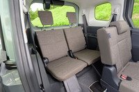 前編に掲載した「フリード」と比べると「シエンタ」の3列目は日常的な使用を考えていないことが分かる。2列目がベンチシートのため、乗り込むのもなかなか大変だ。