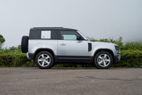 2021年春にデリバリーが開始された3ドア・ショートホイールベースの「90」。7種類のグレードのうち、今回は充実した装備が特徴の「HSE」に試乗した。