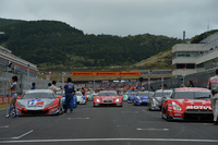 予選トップは、写真中央に見えるNo.38 ZENT CERUMO SC430（立川祐路／平手晃平組）。