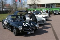 手前から、300SL クーペ＆ロードスター、250SLロードスターなど、歴代SLの面々。奥にはさりげなく、SLRマクラーレンとマイバッハが停まっている……。