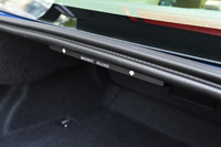 後席のロック解除は、トランクルーム上部のレバーを引くことで行う。
    