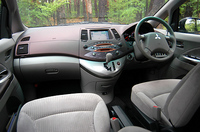 これは「スポーツ」のインパネ。内装色「ベージュ」、インパネ上部色「マルーン」の組み合わせ。