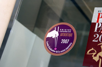 真の日本食を提供する認定店を示すステッカー。