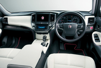 「トヨタ・クラウン」にピンクの特別仕様車の画像