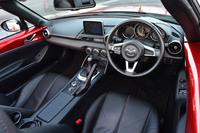 「Sレザーパッケージ」のインストゥルメントパネルまわり。現行型「ロードスター」では、ダッシュボードを低く設定するために助手席のグローブボックスが省略されている。