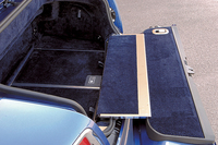 トランクリッドはレンジローバーのように上下分割式。ベンチ代わりにもなるリッドは150kgまでの荷重に耐える。トランク容量は315リッター。