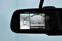 軽乗用車初の装備、アラウンドビューモニターは「日産デイズ」のみの装備。姉妹モデルの「三菱eKワゴン」には、今のところ設定されていない。
    