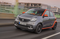 「フォーフォー」の試乗車は、0.9リッター直3ターボエンジン（90ps）搭載車。トランスミッションは6段DCT。動力性能は0-100km/h加速が11.9秒で、最高速は165km/h（欧州仕様の場合）。
    