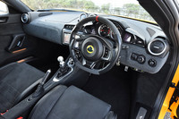 「エヴォーラ400」のインストゥルメントパネルまわり。テスト車にはオプションの「アルカンタラパック」が採用されていた。