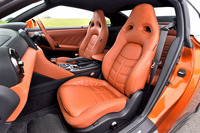 「プレミアムエディション」では、室内をより豪華にあつらえるセミアニリン本革シートやナッパレザー張りインパネなどのセットオプションが選択可能。試乗車のシートカラーは「タン」。