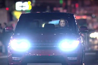 会場のスクリーンに新型「レンジローバー スポーツ」が映し出された。ステアリングを握るのは俳優のダニエル・クレイグ。