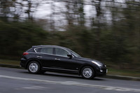 サスペンションは、フロントがダブルウイッシュボーン式、リアはマルチリンク式。
