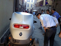 イタリアで「トゥイジー」は、郊外道路や高速道路は運転できない。だが、サルヴァトーレさんが店の前に駐車しておくと、誰もが振り返り、のぞき込む。