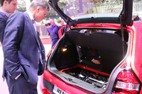 3代目「ルノー・トゥインゴ」のエンジンルームおよびラゲッジスペースは、絶えず注目を集めていた。