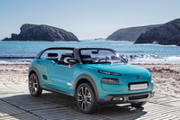 フランクフルトショーで公開されるコンセプトカーの「シトロエン・カクタスM」。
    