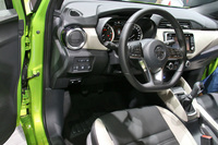 パリモーターショー2016に展示されていた、BOSE Personalサウンドシステムを搭載する「日産マイクラ」のインテリア。