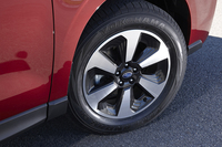 「2.0i-L」「2.0i-L EyeSight」「X-BREAK」の17インチアルミホイール。より空力性能に配慮した新しいデザインが採用されている。