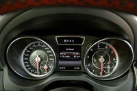 「GLA45 AMG」の計器盤。メータースケールは、320km/h。中央部分はインフォメーションディスプレイに充てられる。
    