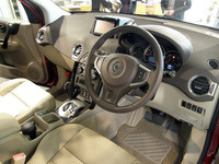 「プレミアム」（写真）と「プレミアムグラスルーフ」の内装には、ピアノ調トリムや光沢アルミ調のエアコン吹き出し口が採用された。